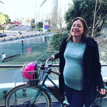 Une ministre écologiste néo-zélandaise se rend à son accouchement à vélo