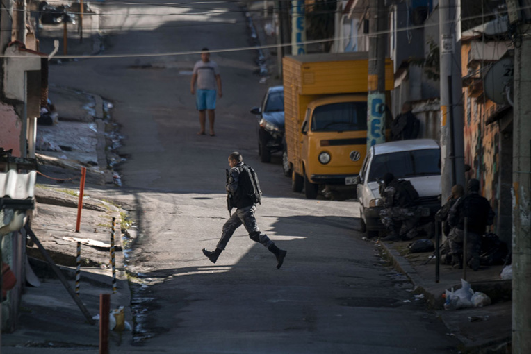 Brésil: 13 morts, dont deux soldats, dans des opérations des forces de sécurité à Rio Brésil: 13 morts, dont deux soldats, dans des opérations des forces de sécurité à Rio