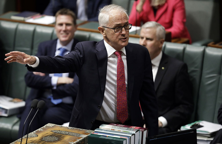 Australie: Turnbull affaibli après avoir sauvé son poste de justesse
