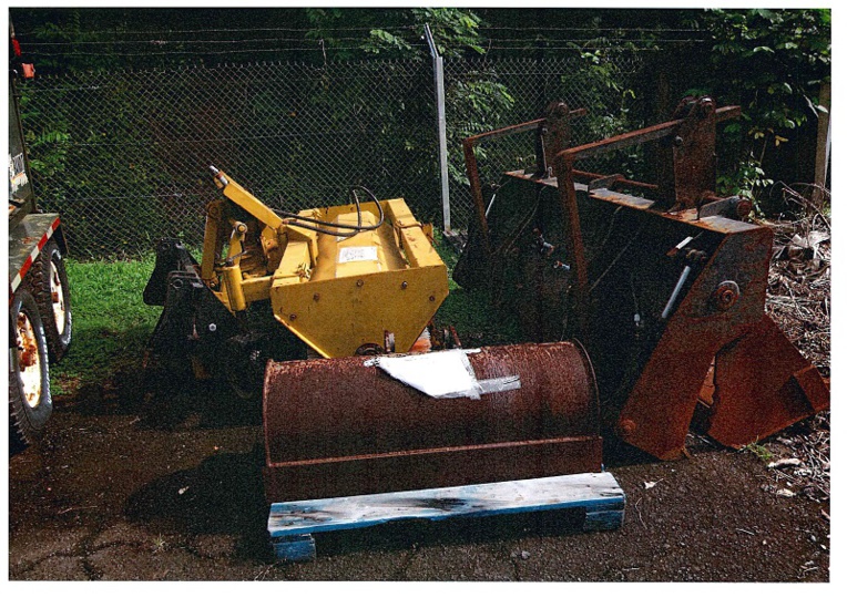 Le lot de godets proposé avec la pelleteuse/chargeuse qui sera vendue mercredi au camp d'Arue. Le lot de godets proposé avec la pelleteuse/chargeuse qui sera vendue mercredi au camp d'Arue.