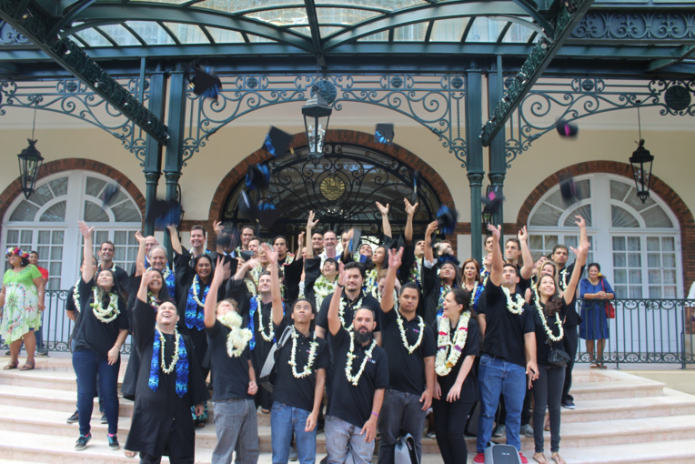 Les nouveaux diplômés n'ont pas dérogé au traditionnel lancer de toques, voire de casquettes... Les nouveaux diplômés n'ont pas dérogé au traditionnel lancer de toques, voire de casquettes...