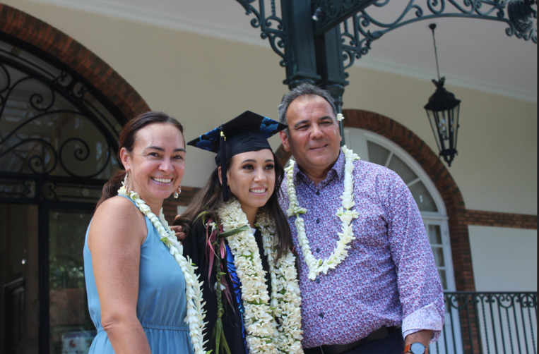 Teraihekeua Greig, major de l'ECT, entourée de ses parents.