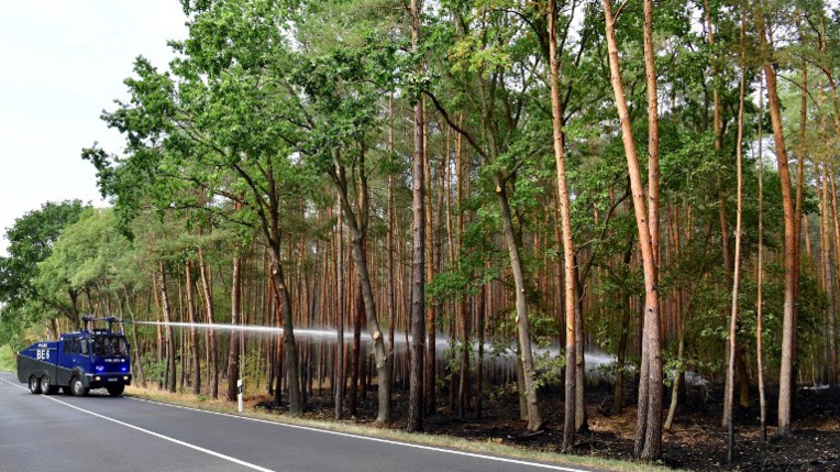 Allemagne: un violent incendie de forêt continue de menacer des villages