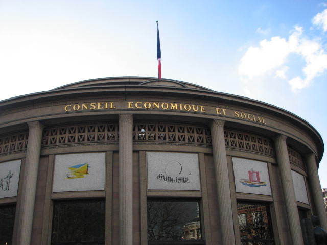 Patrick Galenon fait son entrée au CESE, Delevoye en prend la présidence.