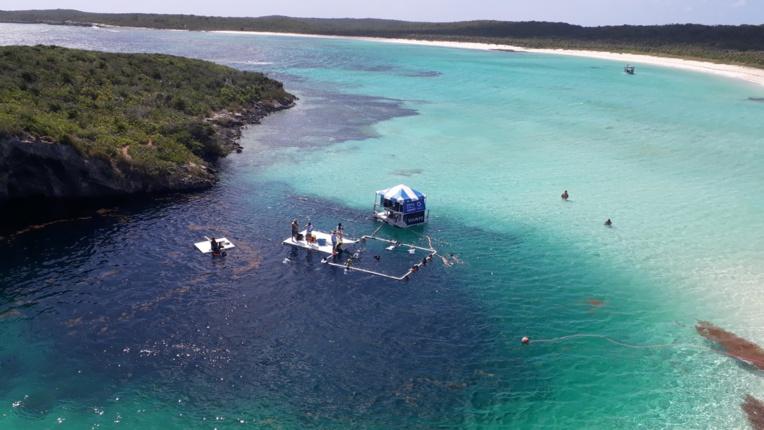 Le Dean's Blue Hole, une merveille géologique Le Dean's Blue Hole, une merveille géologique