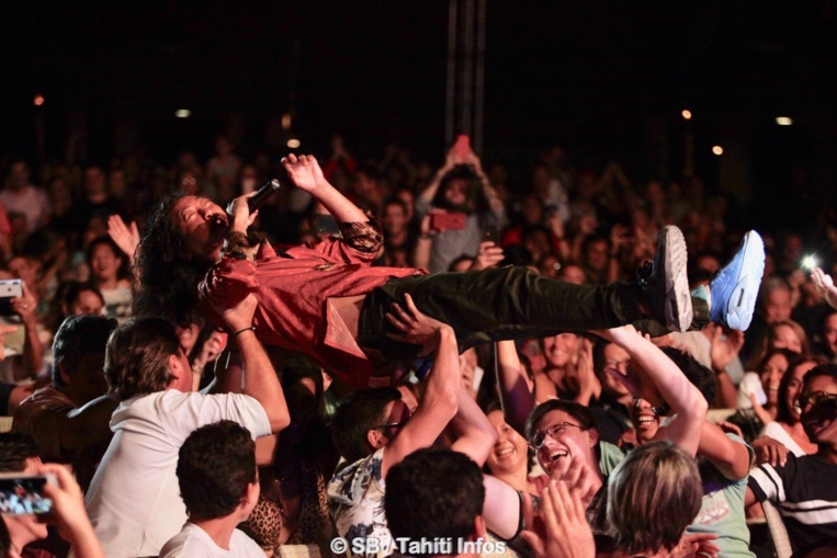 Il s'est jeté sur le public à la fin