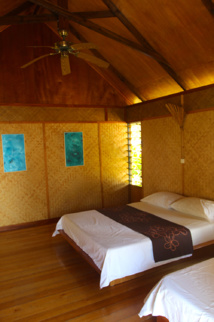L’intérieur d’un des quatre bungalows de la pension Poerani Nui. Manu les a récupérés auprès de l’ex-hôtel Manihi Pearl Beach et les a décorés de ses propres peintures.