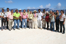 Image d'archive, la délégation gouvernementale inaugure la centrale hybride à Ahe le 30 août 2010