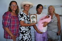 Remise du diplome de la première fille née à l'Hôpital de Taaone à Pirae