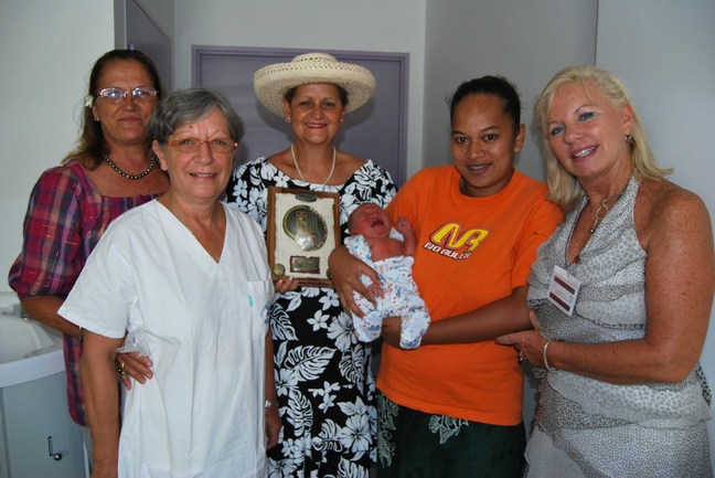 Remise du diplome du premier garçon né à l'hôpital de Taaone à Pirae