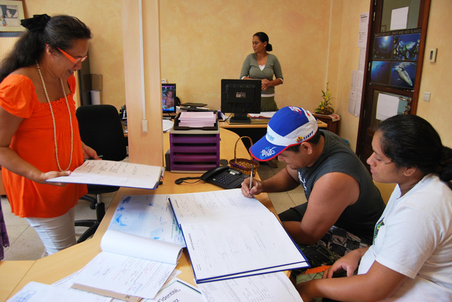 Reconnaissance de naissance de Teahu la première petite fille née à l'Hôpital de Taaone.