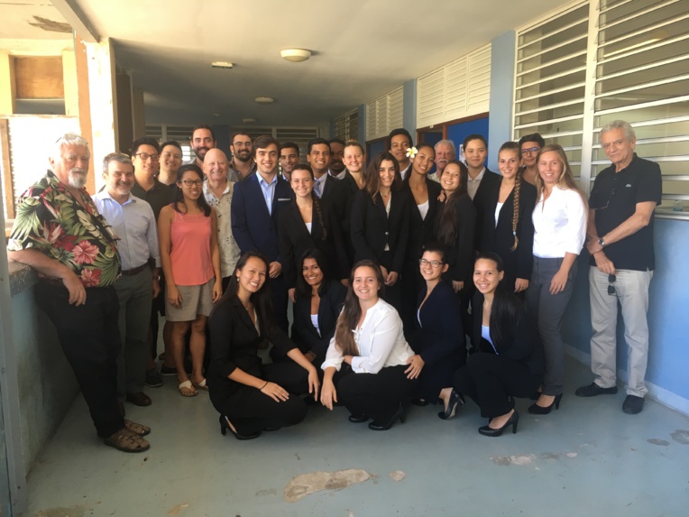 Ici entourés ici par quelques-uns des intervenants extérieurs, issus du monde socio-économique local, venus bénévolement les aider à se préparer aux entretiens de personnalité.