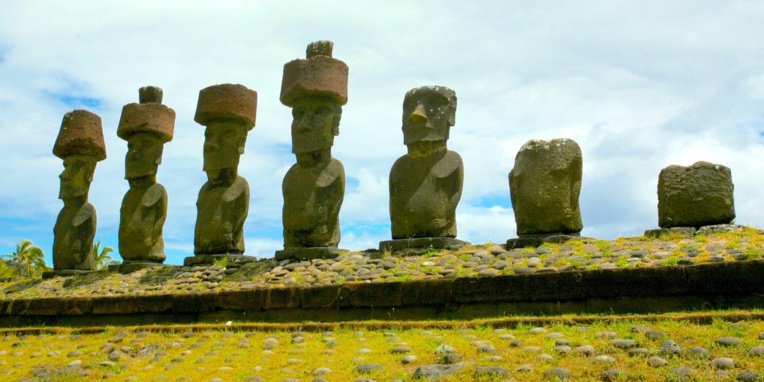 Seuls les moai (ici ceux de l’ahu Nau Nau, devant la plage de Anakena) connaissent le véritable nom de l’île de Pâques ; mais ils sont restés et resteront muets…