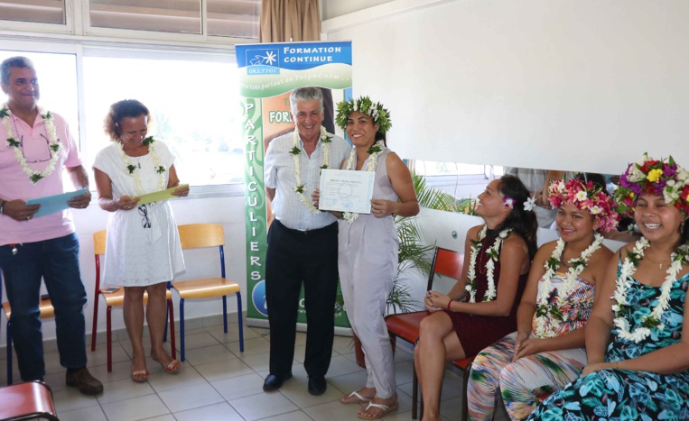 Remise de diplômes à 9 nouveaux préparateurs en pharmacie Remise de diplômes à 9 nouveaux préparateurs en pharmacie