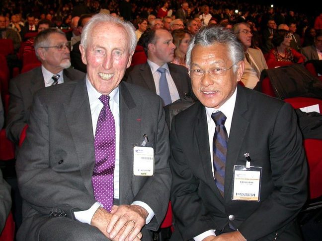 Gaston Tong Sang en présence de M. Louis Lepensec