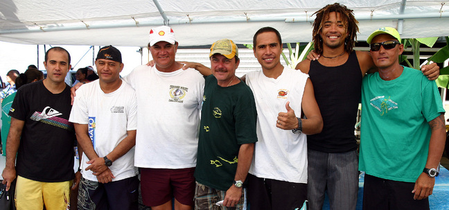 le trio de tête de la journée et aussi du classement provisoire autour du président des Tamari'i Ma'oti Tonio FAIVRE (3ième à partir de la G)