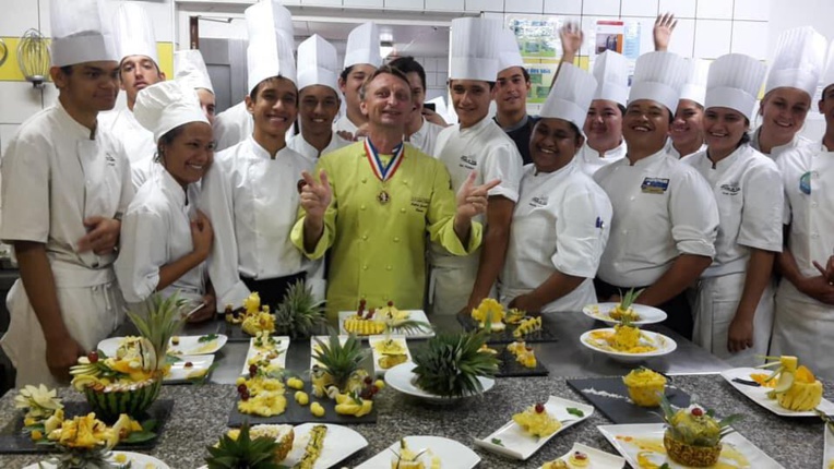 Le chef Frédéric Jaunault avec les élèves du lycée hôtelier de Tahiti. Le chef Frédéric Jaunault avec les élèves du lycée hôtelier de Tahiti.