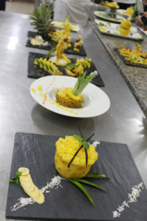 Des apprentis cuisiniers transformés en sculpteurs d'ananas