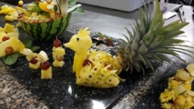 Des apprentis cuisiniers transformés en sculpteurs d'ananas