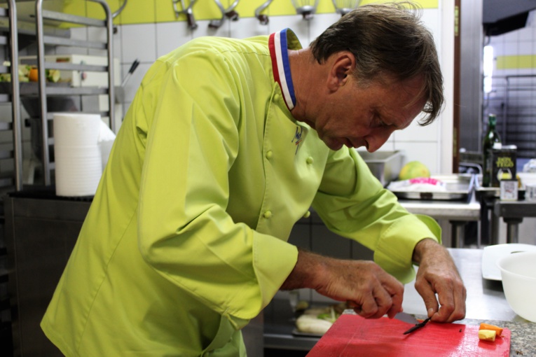 Des apprentis cuisiniers transformés en sculpteurs d'ananas Des apprentis cuisiniers transformés en sculpteurs d'ananas