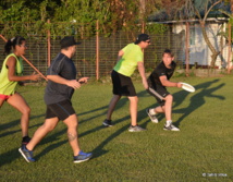 Ken à droite en train de chercher un coéquipier à qui faire une passe ! Ken à droite en train de chercher un coéquipier à qui faire une passe !