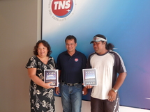 Jeanne Champ et Porino Tao reçoivent leur prix des mains de Aroma Salmon