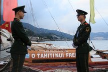 Sous bonne escorte, la pirogue va rejoindre le musée de la Marine