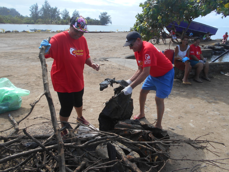 Moorea : Les habitants de Maatea nettoient le lagon Moorea : Les habitants de Maatea nettoient le lagon