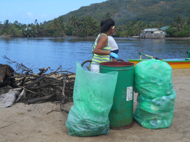 Moorea : Les habitants de Maatea nettoient le lagon Moorea : Les habitants de Maatea nettoient le lagon