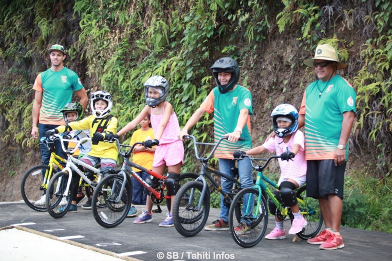 La naissance d'une nouvelle discipline en Polynésie, le BMX race, avec à droite Teva Bernadino, président de FTC La naissance d'une nouvelle discipline en Polynésie, le BMX race, avec à droite Teva Bernadino, président de FTC