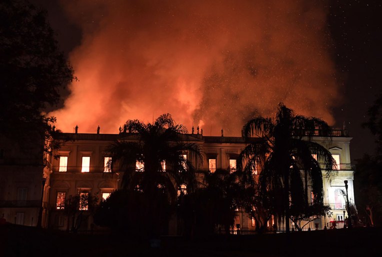 Un incendie ravage le Musée National de Rio de Janeiro, joyau culturel du Brésil