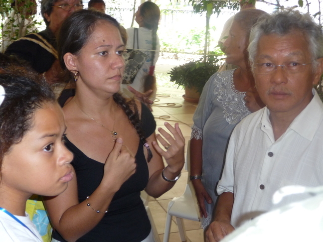 Le langage des signes sur le stand du Cedop