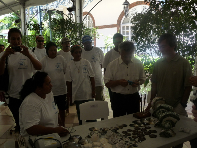Le Stand de Taatira Huma Mero présente le travail artisanal réalisé par les handicapés.