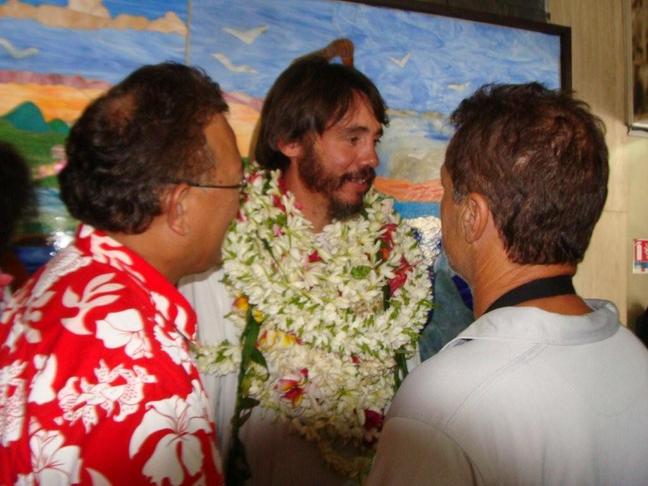 Saluer ceux qu'ils ont soutenus tout au long de l'aventue