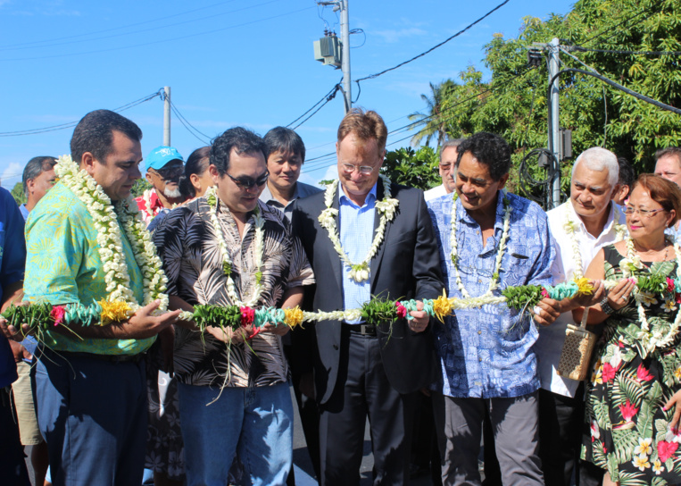 C'est Tuterai Tumahai, le fils aîné de Rony Tumahai, qui a coupé le ruban. C'est Tuterai Tumahai, le fils aîné de Rony Tumahai, qui a coupé le ruban.