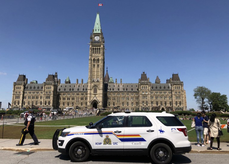 Canada: un ours sème la pagaille dans le centre d'Ottawa Canada: un ours sème la pagaille dans le centre d'Ottawa