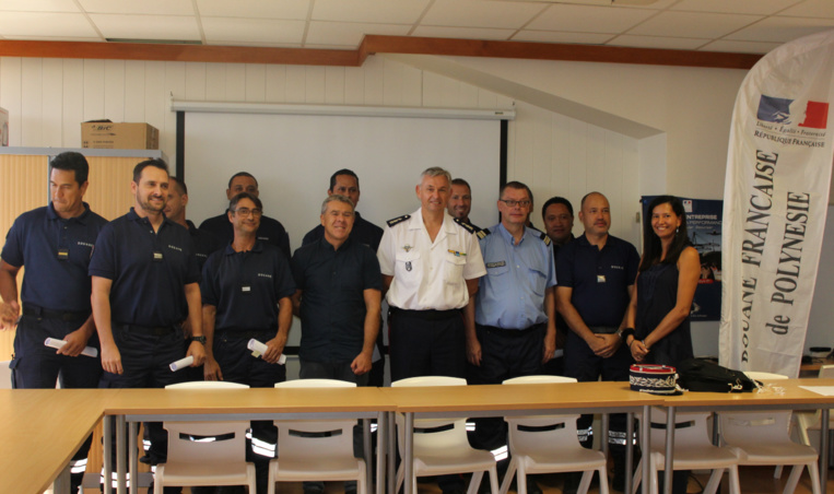 Huit agents des douanes de Polynésie française ont été formés à la "fouille des navires".