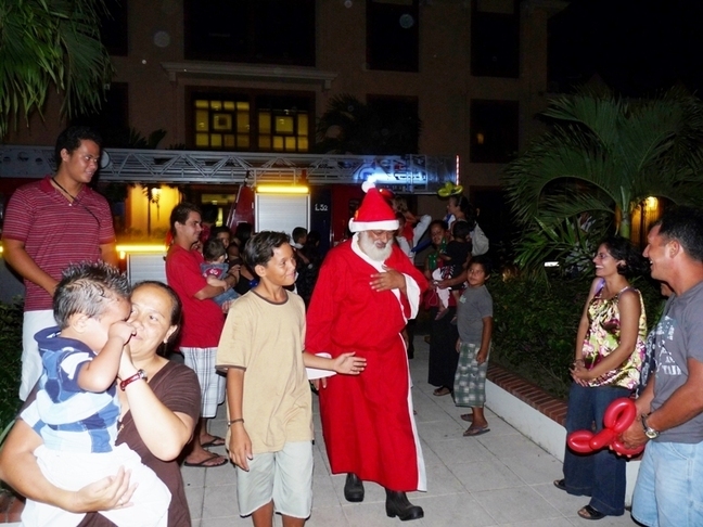 Papa Noël arrive tout droit du Pôle Nord en camion pompier