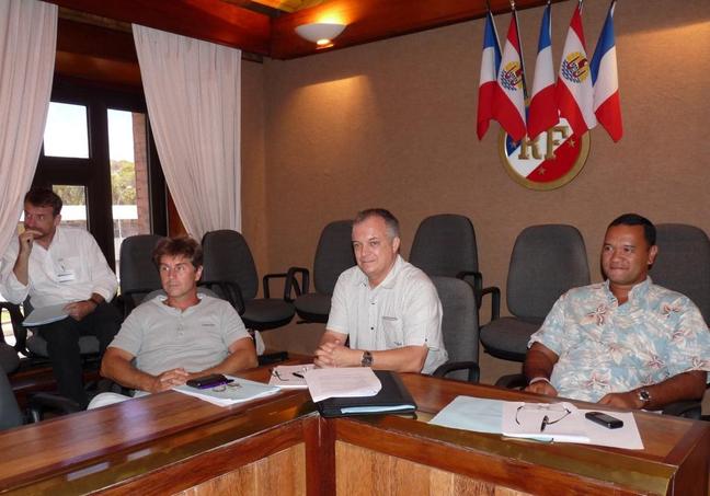 Au premier plan (de droite à gauche) : monsieur Clément FAARII, Dr Lionel BESSOUT et Dr Philippe DUPIRE