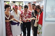 Coupure du ruban de fleurs à 11 H 30 en présence de la Mairesse de Taiarapu Est et des élus CCISM