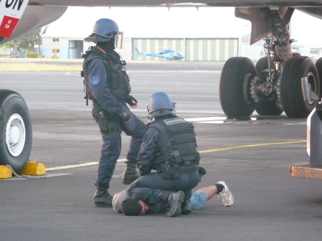 Le forcené est maitrisé.