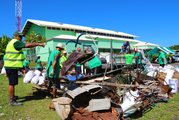 À la fin de l'opération, ce sont plus de 10 mètres cubes qui ont été récoltés (crédit photo : commune de Paea). À la fin de l'opération, ce sont plus de 10 mètres cubes qui ont été récoltés (crédit photo : commune de Paea).