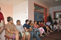 3ème photo : les futurs certifiés attentifs aux félicitations et encouragements de leurs formateurs pour la suite de leur activité professionnelle.