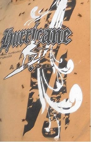 Le jeune homme portait un  tee-shirt couleur « orangé » portant les inscriptions « HURRICANE classic surflora longboard »