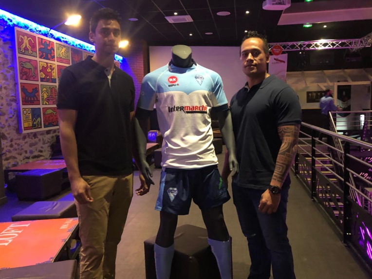 JA Isle rugby - Mickael TALI et Andrew VANAA avec leur nouveau maillot du club islois JA Isle rugby - Mickael TALI et Andrew VANAA avec leur nouveau maillot du club islois