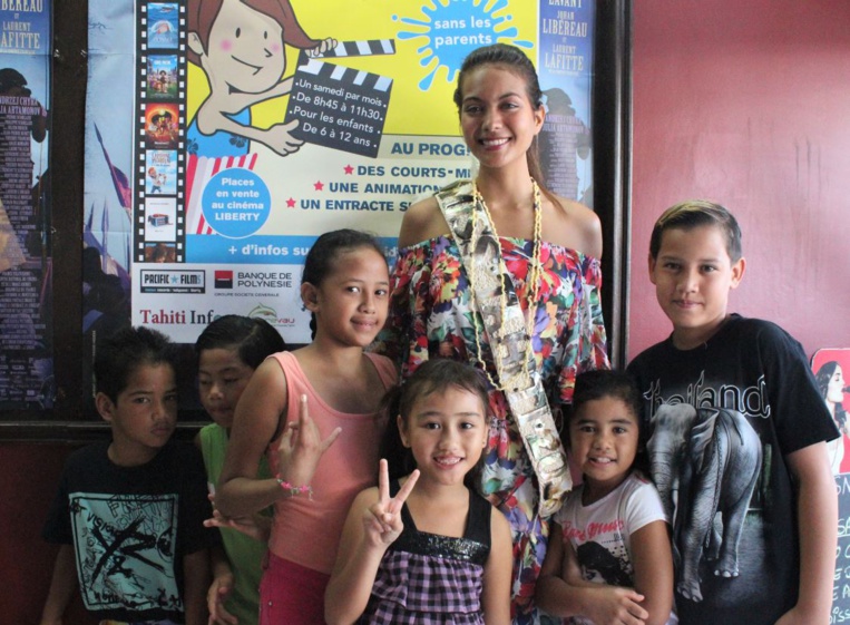Miss Tahiti 2018, entourée d’enfants de la Saga, invités par Ciné Kid.
