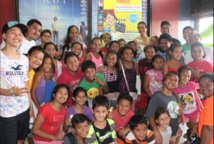 Miss Tahiti avec les enfants du quartier prioritaires de Mamao.