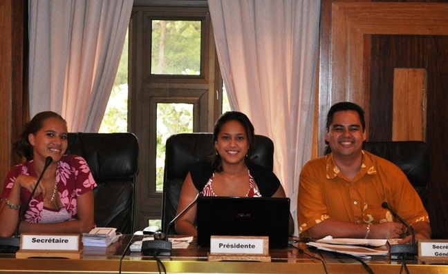 Hierani HOLOZET du Service du Protocole de la Présidence en compagnie de Meryl COLOMBANI et Taiana CERAN-JERUSALEMY