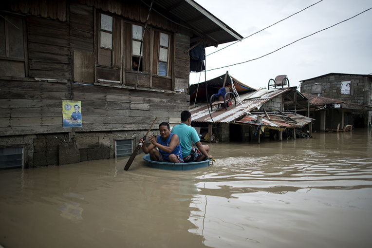 Le typhon Mangkhut sème le chaos à Hong Kong, 30 morts aux Philippines