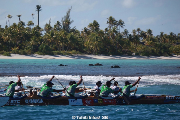 Les pirogues ont longé l'éco-resort de luxe le Brando Les pirogues ont longé l'éco-resort de luxe le Brando